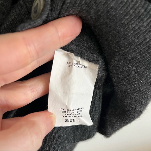 VINCE x A PEA IN THE POD 100% Cashmere Maternity Sweater Vest - Picture 9 of 10